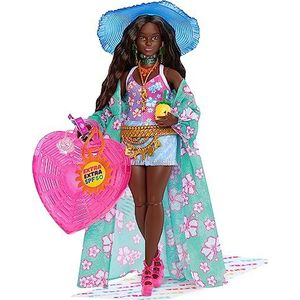 Barbie HPB14 Extra reispop met strandoutfit, inclusief hoed, tropische tuniek, oversized tas en andere accessoires, speelgoed voor kinderen vanaf 3 jaar