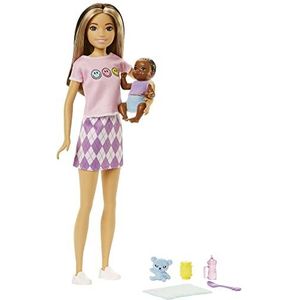 Barbie Skipper HJY32 Babysitter pop bruin met lonten, baby en accessoires voor haar verzorging, speelgoed vanaf 3 jaar