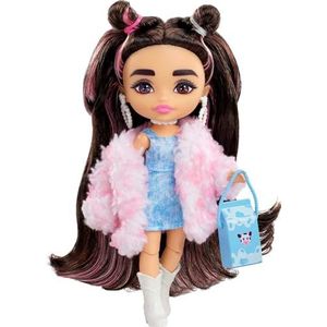 Barbie Barbie Extra Minis pop met bruin haar, speelgoed en cadeaus voor kinderen, jeansjurk met imitatiebontjas, kleine pop, kleding en accessoires, HKP90