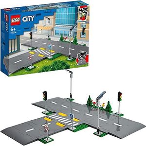 LEGO 60304 City wegplaten om kruising om te verbinden, decor met stoplichten en bouwstenen die in het donker oplichten, meerkleurig
