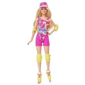 Barbie HRB04 HRB04 Film, schaatsterpop, skaterkleding met turnpakje, fietsers en rollers, neongroene accessoires inbegrepen, om te verzamelen, speelgoed voor kinderen, vanaf 3 jaar