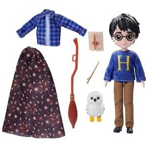 Harry Potter - popset 20 cm + accessoires Harry Potter Wizarding World - Harry Potter figuur figuur 20 cm - onzichtbaarheidscape, 2 outfits en 5 accessoires - speelgoed voor kinderen vanaf 6 jaar