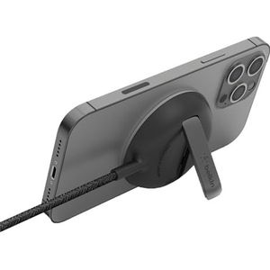 Belkin MagSafe draagbare draadloze oplader (snel opladen tot 15 W, geïntegreerde houder voor perfecte compatibiliteit met iPhone 13-serie, netadapter niet inbegrepen, zwart)