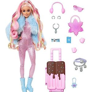 Barbie HPB16 Extra coole pop voor op reis, met sneeuwoutfit, roze jumpsuit met pailletten en mantel van imitatiebont, 15 accessoires inbegrepen, kinderspeelgoed, vanaf 3 jaar