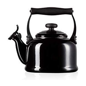 Le Creuset Traditionele fluitketel voor op het fornuis, geschikt voor alle soorten kookplaten, inclusief inductie en gietijzer, geëmailleerd staal, inhoud: 2,1 liter, zwart, 92000800140000