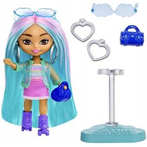 Barbie Barbie HLN45 Extra mini-pop met blauw haar, sportieve outfit en rolschaatsen, kleding en accessoires