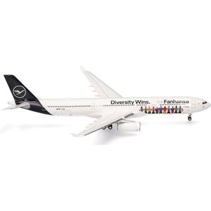 Herpa modelvliegtuig Lufthansa Airbus A330-300 ""Fanhansa - Diversity Wins"" - D-AIKQ, schaal 1/200, model, verzamelstuk, vliegtuig con standaard, plastic beeldje