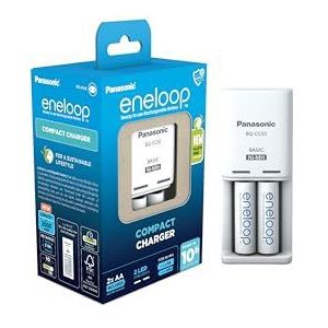 Panasonic Eneloop Compacte oplader voor 1-2 Ni-MH AA/AAA batterijen, 2 led-indicatoren en 6 veiligheidsfuncties, inclusief 2 x Eneloop AA/Mignon batterijen, verbeterde capaciteit van min. 2000 mAh