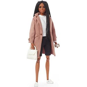 Barbie Signature BarbieStyle Serie 2 set, beweegbare pop, bruin, met tops, shorts, rok, jas, schoenen en accessoires, verzamelspeelgoed, GTJ83