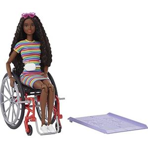 Barbie GRB94, Fashionistas Pop 166 met Rolstoel en Bruine Krullen, in een Jurk met Regenboogstrepen, Witte Sneakers, Zonnebril en Heuptasje, Speelgoed voor kinderen vanaf 3 jaar