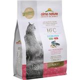 Almo Nature HFC Adult Sterilised – droogvoer voor katten met zalm, oorspronkelijk geschikt voor menselijke consumptie en nu als kattenvoer gebruikt.
