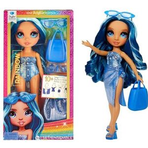 Rainbow High Swim & Style - Skyler (blauw) – 28 cm grote pop met glinsterende pareo om op meer dan 10 manieren te dragen – badpak, sandalen, accessoires – speelgoed voor kinderen – ideaal voor 4-12