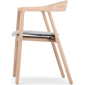 Gazzda Muna chair houten eetkamerstoel whitewash met lichtgrijs zitkussen