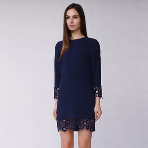 Rechte jurk versierd met fluwelen kant