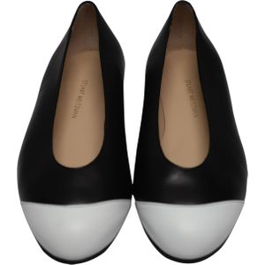 Stuart Weitzman Ballerina's in Zwart Leer