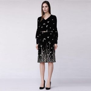 Gouden geborduurde fluwelen jurk