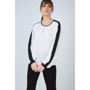 Conquista Fashion - Ecru Top - Lange Mouwen - Knoopsluiting in de Nek - Kantdetail