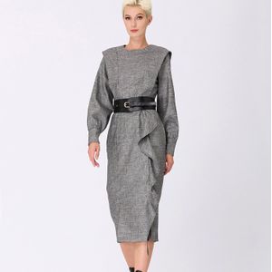 Kleermakerskleding met brede schouder en verticale ruches