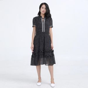 Polka -stippen passen en flare chiffon jurk