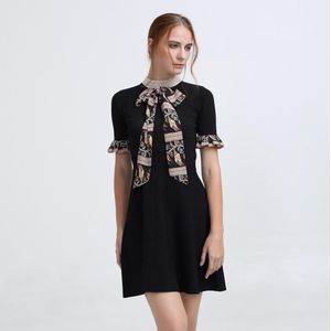 Gebreide jurk met bow-tie en gedrukte zijden manchetten