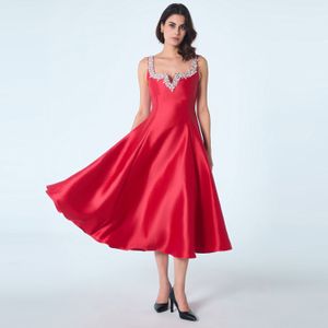 Cocktailjurk met hartvormig decolleté en kralen