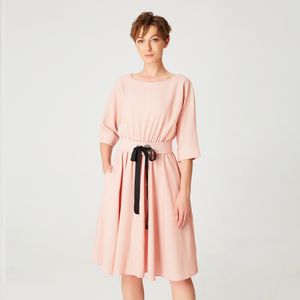 Brede riem uitlopende jurk