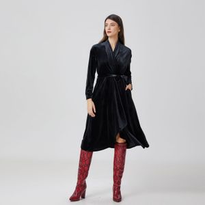 Wikkeljurk van fluweel en zoom met ruches