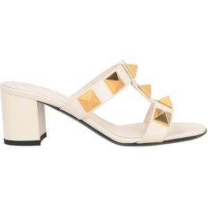 Valentino Garavani - Muiltjes - Beige - Leer - Instapmodel met Goudkleurige Studs