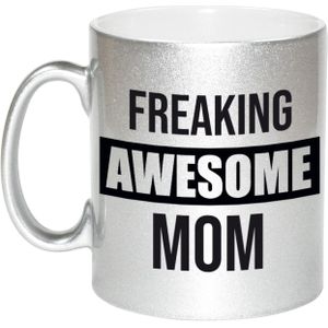 Mama cadeau mok / beker met tekst freaking awesome mom - zilver - kado mokken / bekers - cadeau moeder