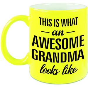 Awesome grandma / oma neon gele cadeau mok / beker 330 ml - feest mokken