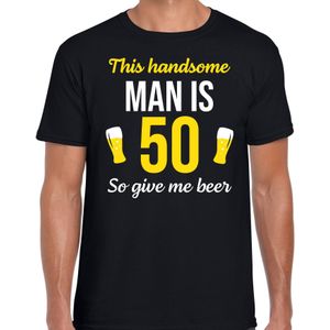 Verjaardag cadeau t-shirt 50 jaar - this handsome man is 50 give beer zwart voor heren - Feestshirts