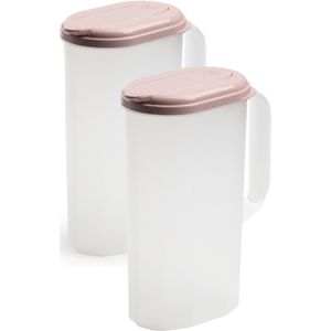 2x stuks waterkan/sapkan transparant/roze met deksel 2 liter kunststof - Smalle schenkkan die in de koelkastdeur past