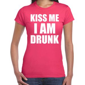 Fun t-shirt kiss me I am drunk roze voor dames - Feestshirts