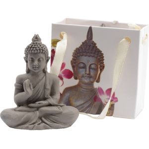 Decoris Boeddha beeldje in cadeautas - kunststeen - grijs - H5,5 cm