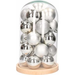 DIY kerstdecoratie stolp met zilveren ballen - Kerststukjes