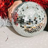 1x Grote zilveren disco kerstballen discoballen/discobollen glas/foam 18 cm - Kerstbal