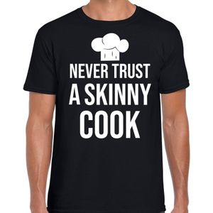 Never trust a skinny cook bbq / barbecue cadeau t-shirt zwart voor heren - Feestshirts