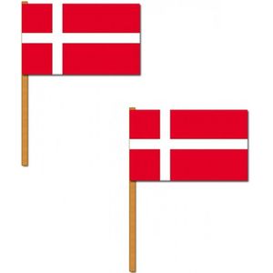 Set van 2x stuks luxe zwaaivlaggen Denemarken 30 x 45 cm - zwaaivlaggen