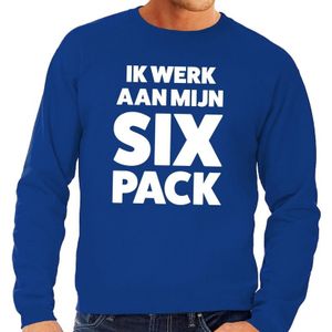 Ik werk aan mijn SIX Pack tekst sweater blauw - Feesttruien