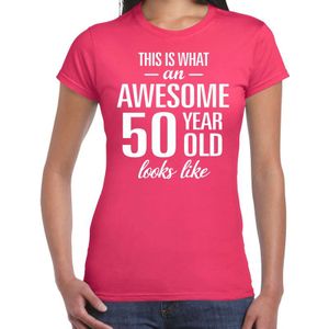 Awesome 50 year Sarah cadeau t-shirt roze dames - Feestshirts