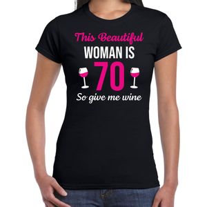 Verjaardag cadeau t-shirt 70 jaar - this beautiful woman is 70 give wine zwart voor dames - Feestshirts
