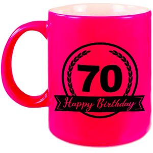 Happy Birthday 70 years cadeau mok / beker neon roze met wimpel 330 ml - feest mokken