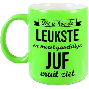 Leukste en meest geweldige juf cadeau koffiemok / theebeker neon groen 330 ml - feest mokken