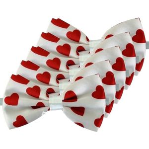 5x Witte vlinderstrikken met rode hartjes 13 cm voor dames/heren - Verkleedstrikjes