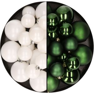 Kerstversiering kunststof kerstballen mix winter wit/donkergroen 6-8-10 cm pakket van 44x stuks - Kerstbal