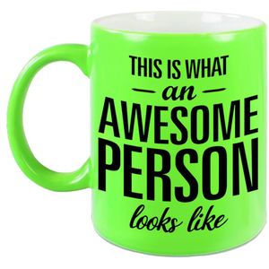 Awesome person / persoon cadeau mok / beker neon groen 330 ml - feest mokken