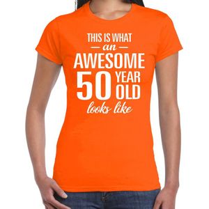 Awesome 50 year Sarah cadeau t-shirt oranje dames - Feestshirts