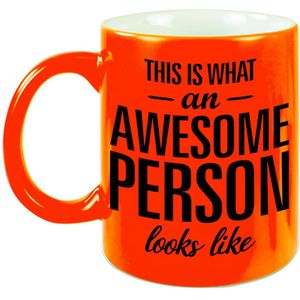 Awesome person / persoon cadeau mok / beker neon oranje 330 ml - feest mokken