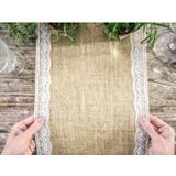 Kerst thema jute tafelloper 28 x 275 cm met wit kant - Kerstdiner tafeldecoratie versieringen