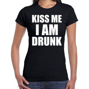 Fun t-shirt kiss me I am drunk zwart voor dames - Feestshirts